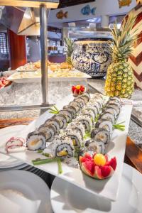 un buffet di sushi su un tavolo con un ananas di Royal Decameron Punta Sal - ALL INCLUSIVE a Canoas De Punta Sal