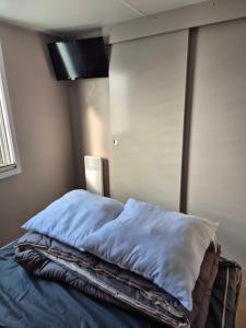 Un toit sur le bassin les Embruns客房内的一张或多张床位
