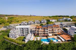 Bazén v ubytování Семеен хотел Golden Place nebo v jeho okolí