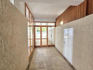 ein leerer Flur mit Tür in einem Zimmer in der Unterkunft Apartamento Playa de Gandia in Puerto de Gandía