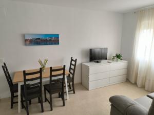 Televízia a/alebo spoločenská miestnosť v ubytovaní Apartamentos Montedunas