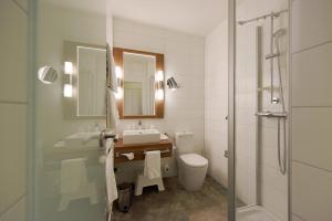 Ett badrum på City Hotel Biel Bienne Free Parking