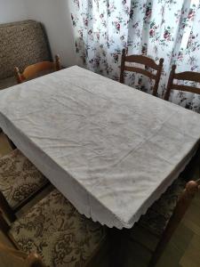 una mesa con un mantel blanco. en Apartmani Prestige, en Baška Voda