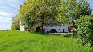 a house with a car parked in front of a field at FeWo Weserblick am Radwanderweg 4 Personen WLAN Wasserblick A2 Rinteln Hameln in Hessisch Oldendorf