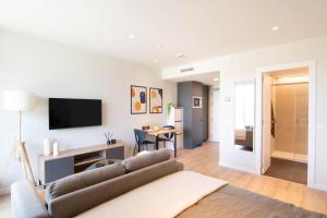 马德里Bext Valdebebas的客厅里有一张沙发和一张桌子。