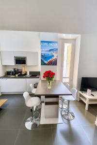 TV a/nebo společenská místnost v ubytování FRGK "Chic 1 Bedroom Apartment Center Antibes Style Comfort "