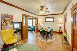 リンカーンにある1 Mi to UNL Group Getaway with Game Areaのテーブルと椅子のあるリビングルーム