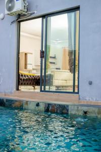 a room with a view of the water at Résidences Millenium Suites Yakro in Yamussukro