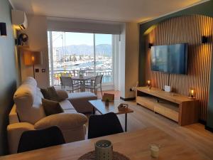 TV a/nebo společenská místnost v ubytování Marina View II Empuriabrava - view port