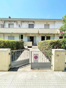 a gate in front of a building with a house at Casa Splash a Marina di Cecina by Zoom In Earth in Marina di Cecina