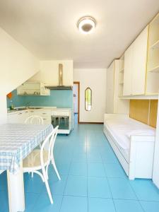 a kitchen and a bedroom with a bed and a table at Casa Splash a Marina di Cecina by Zoom In Earth in Marina di Cecina