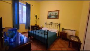 Un dormitorio con una cama y una mesa y una ventana. en VENTO di MARE, en Palermo 10 fotos más