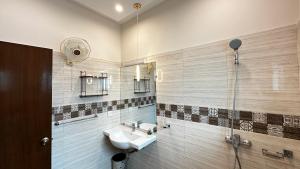 O baie la Serene Homes - 2 bedroom Portion +27 fotografii