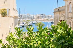 a view of a harbor with boats in the water at Vue Mer & Jacuzzi - Calme entre Valette et Sliema in Taʼ Xbiex