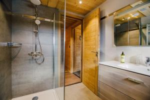 ein Badezimmer mit Dusche und Waschbecken in der Unterkunft Simply Morzine - Chalet Petit Central in Morzine + 20 Fotos