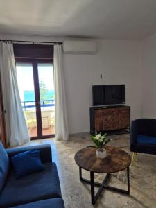 Posezení v ubytování Appartamento Sky Apulia con la vista sul mare + 49 fotografií