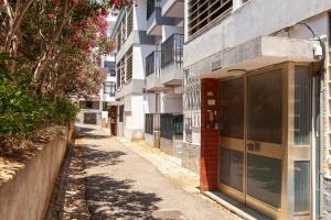 une allée vide devant un bâtiment dans l'établissement Trindade Sun Guesthouse, à Lagos