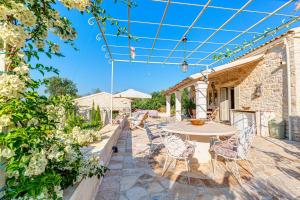 En balkon eller terrasse på Villa Natura, Tranquility & Privacy near Acharavi