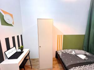 una camera da letto con un letto, una scrivania e uno specchio di Amour Room For Couple in Barsha Heights Tecom a Sabkhah