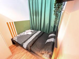 un letto in una camera con tenda verde di Amour Room For Couple in Barsha Heights Tecom a Sabkhah