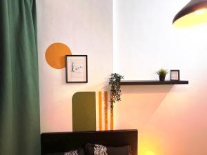 un soggiorno con divano e mensola di Amour Room For Couple in Barsha Heights Tecom a Sabkhah Altre 7 foto