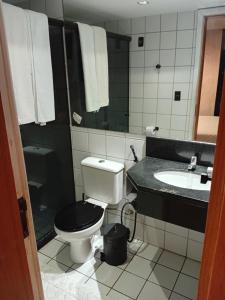 un bagno con un water e un lavandino di Flatpremium1501 a Fortaleza