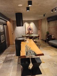 un soggiorno con un tavolo e una sala da pranzo di Flatpremium1501 a Fortaleza