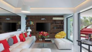 Χώρος καθιστικού στο Six-Bedroom Oceanfront Villa with Pool and Piano