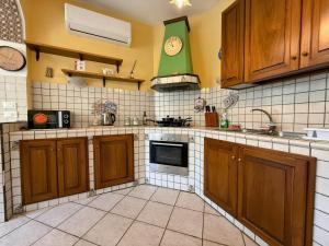 Køkken eller tekøkken på Casa vacanze Ciachea Home - con BBQ , Parcheggio gratuito , A 10 min Da Palermo & Aeroporto + 42 billeder