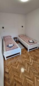 Ένα ή περισσότερα κρεβάτια σε δωμάτιο στο Apartman OZ II