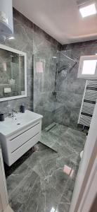 Ένα μπάνιο στο Apartman OZ II