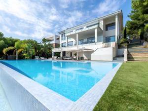 a large swimming pool in front of a house at Villa de Lujo en alquiler en Tarragona in Tamarit