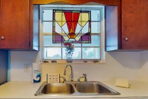 un lavello da cucina con una vetrata di Cozy condo with balcony, walking distance to conch house and WIFI a Davis Shores Altre 19 foto