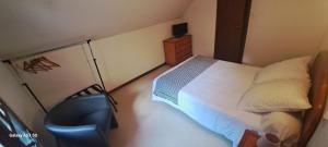 Postel nebo postele na pokoji v ubytování le relais de piau engaly