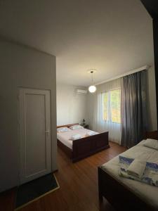 Letto o letti in una camera di Tsisa House