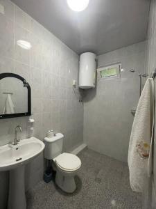 un bagno con un water bianco e un lavandino di Tsisa House a Kvariati