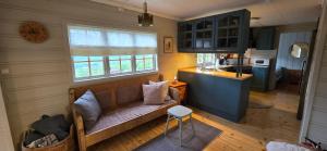 a living room with a couch and a kitchen at Fjellheim in Tyinkrysset