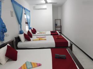 Postel nebo postele na pokoji v ubytování Suman Beach Rooms