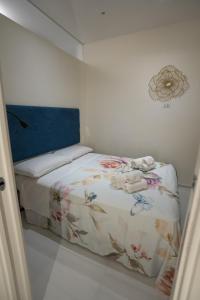 una camera da letto con un letto con asciugamani sopra di Dimora Santi e Marinai a Bari