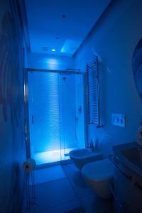 un bagno con doccia, WC e lavandino di Dimora Santi e Marinai a Bari Altre 32 foto