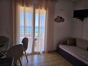 TV a/nebo společenská místnost v ubytování Corfu Glyfada Beach Apartment 25