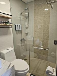 Et badeværelse på Cozy 1 Bedroom Greenery with Ocean View Boracay Newcoast