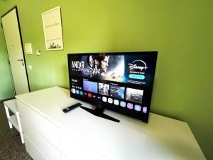 Μια τηλεόραση ή/και κέντρο ψυχαγωγίας στο Greta Green Studio
