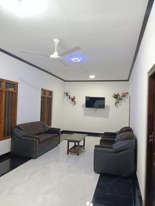 TV a/nebo společenská místnost v ubytování Suman Beach Rooms