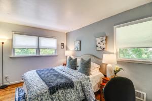 1 Mi to Campus Princeton Home with Furnished Deck客房内的一张或多张床位