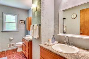 普林斯顿1 Mi to Campus Princeton Home with Furnished Deck的带水槽、马桶和镜子的浴室 更多27张照片