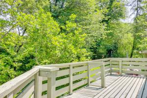 1 Mi to Campus Princeton Home with Furnished Deck外面的花园