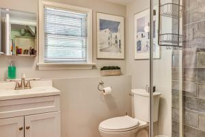 1 Mi to Campus Princeton Home with Furnished Deck的一间浴室