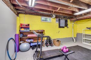 1 Mi to Campus Princeton Home with Furnished Deck的健身中心和/或健身设施