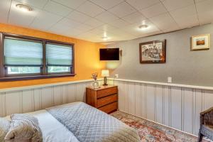 1 Mi to Campus Princeton Home with Furnished Deck客房内的一张或多张床位